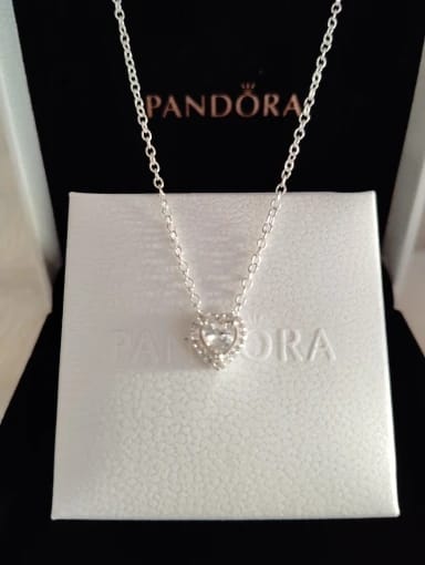 Customer photo review of Collar Corazón en Relieve