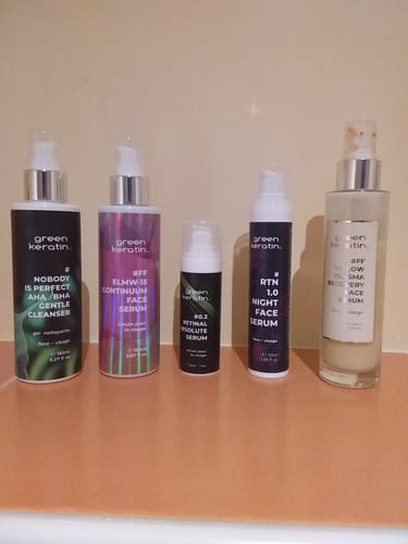 Avis d'un client montrant le sérum ELMW-15 Continuum à côté d'autres produits de soin sur un comptoir.