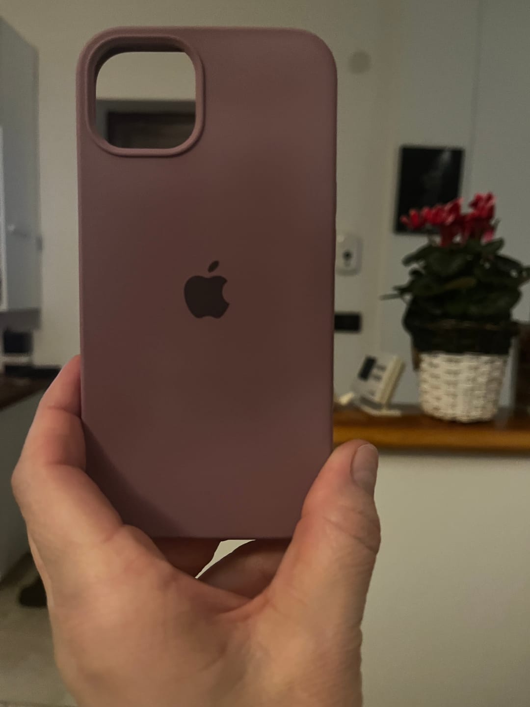 Customer photo review of Husa Silicon pentru iPhone 13, Faded Purple
