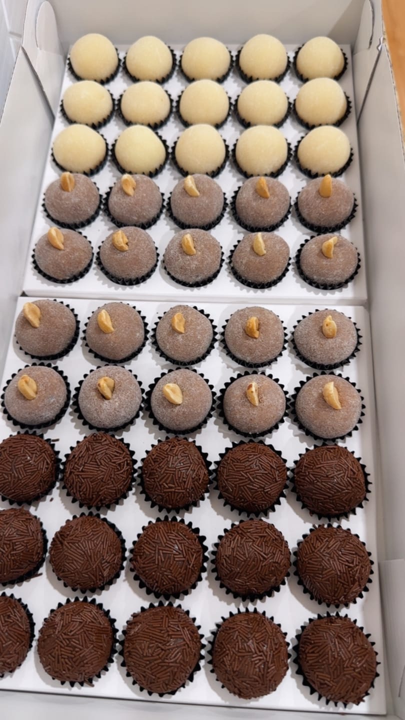 Customer photo review of Box for 50 Candies and Brigadeiros with Removable Tray – Pack of 10 Units