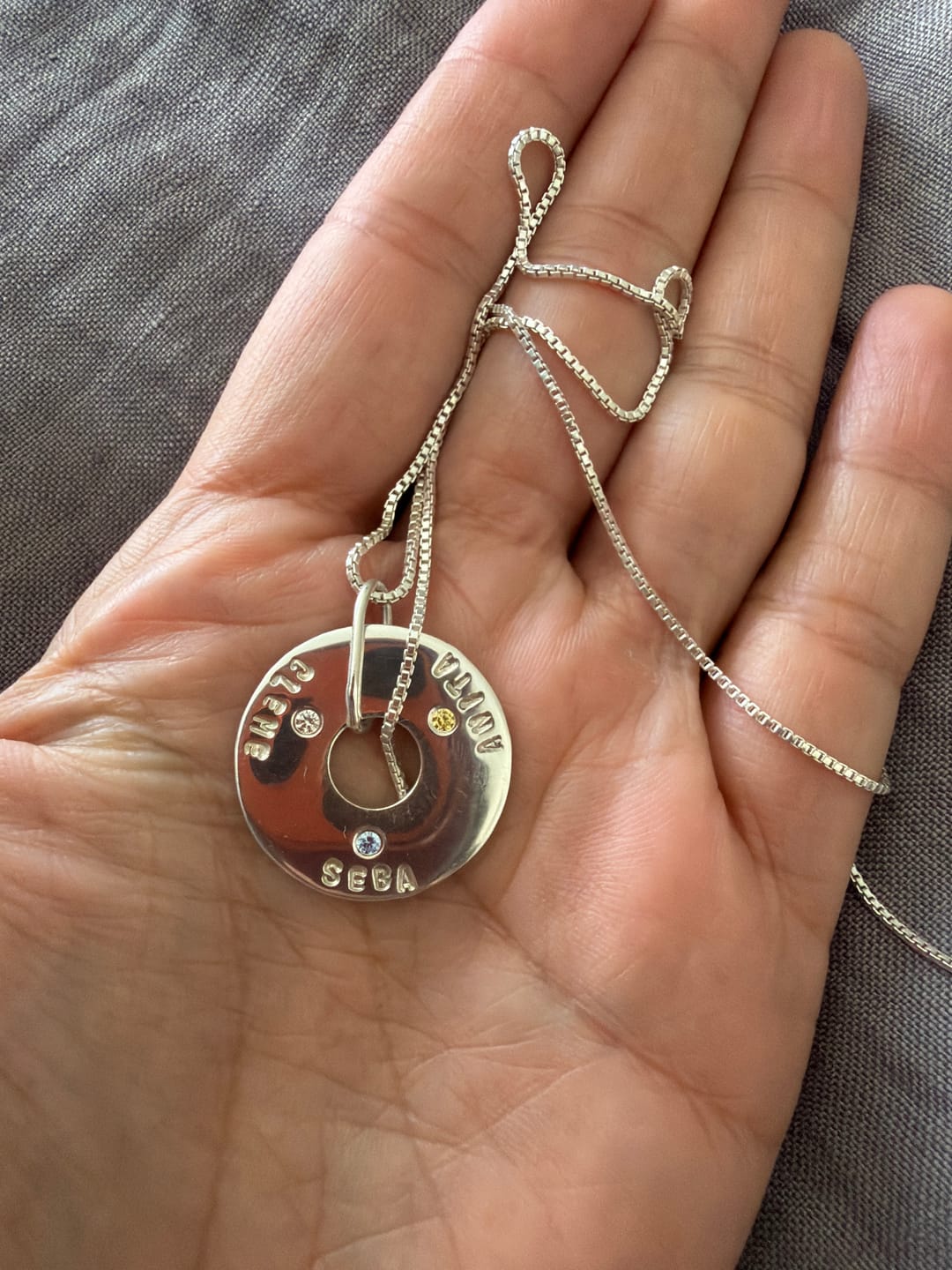 Customer photo review of Medalla De Plata Con Colgante Personalizable y Circón - Leonor