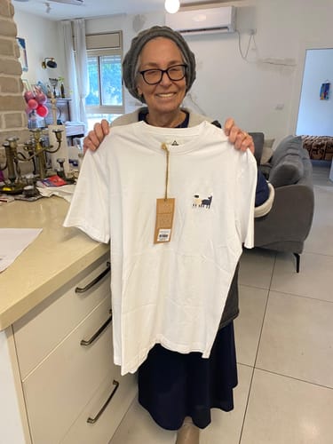 Customer photo review of טי - וגר זאב עם כבש לבן