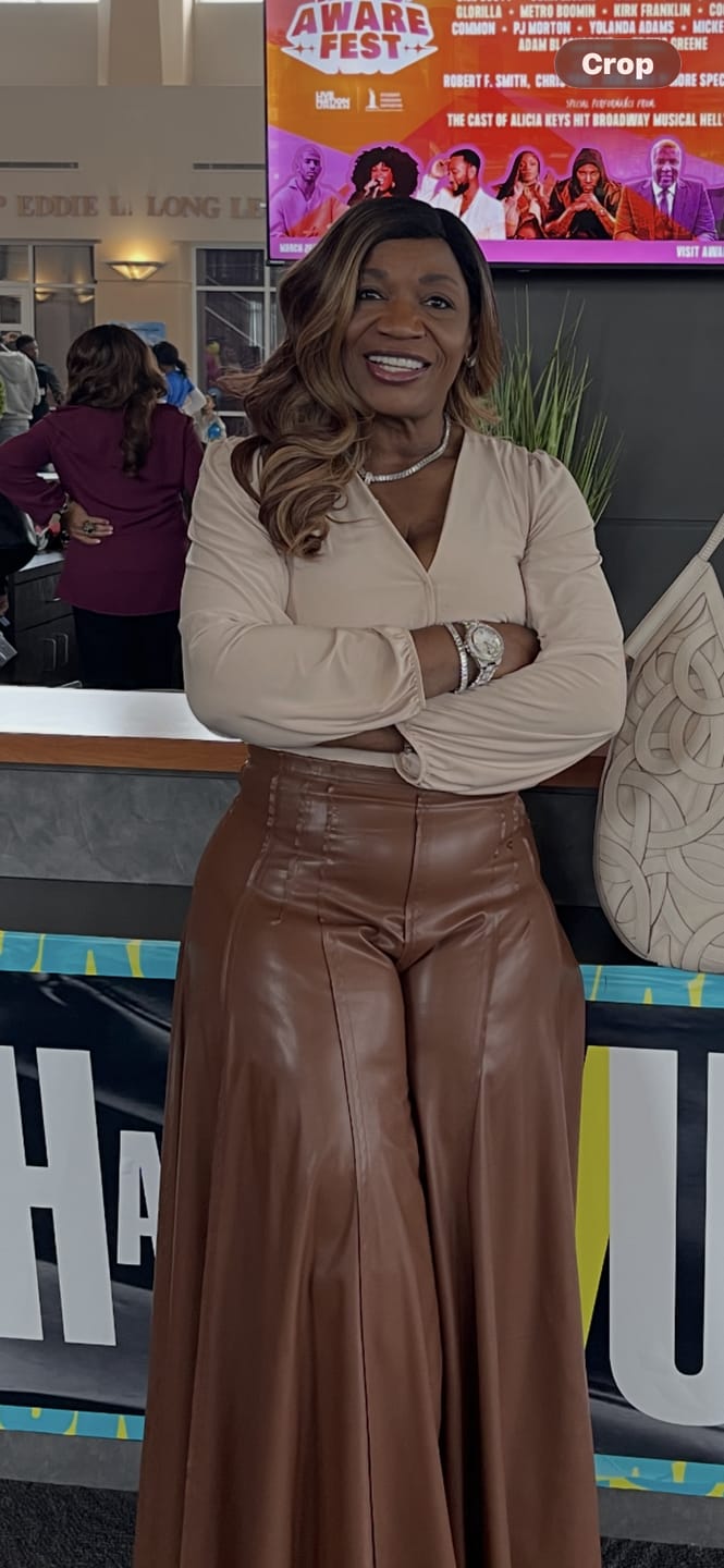 Customer photo review of Freetress Equal Level Up HD Deep Parting Lace Front Wig - KAMALA