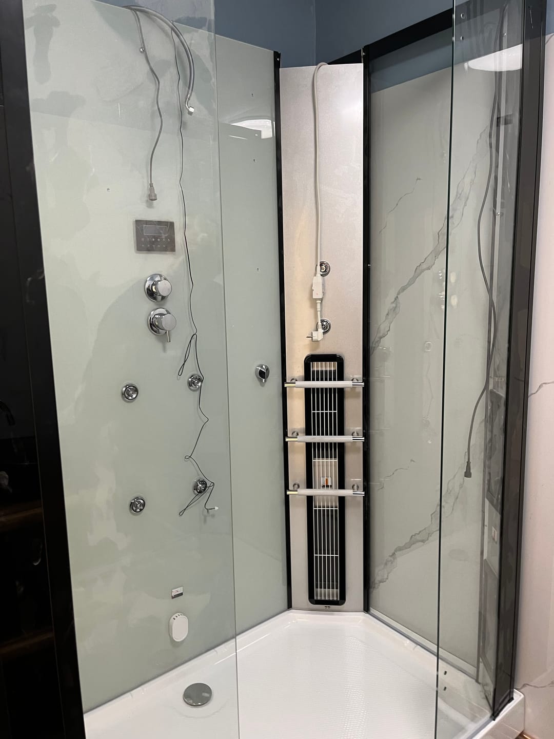 Customer photo review of Panneau PVC Effet Marbre Blanc – Étanche Salle de Bain / Douche