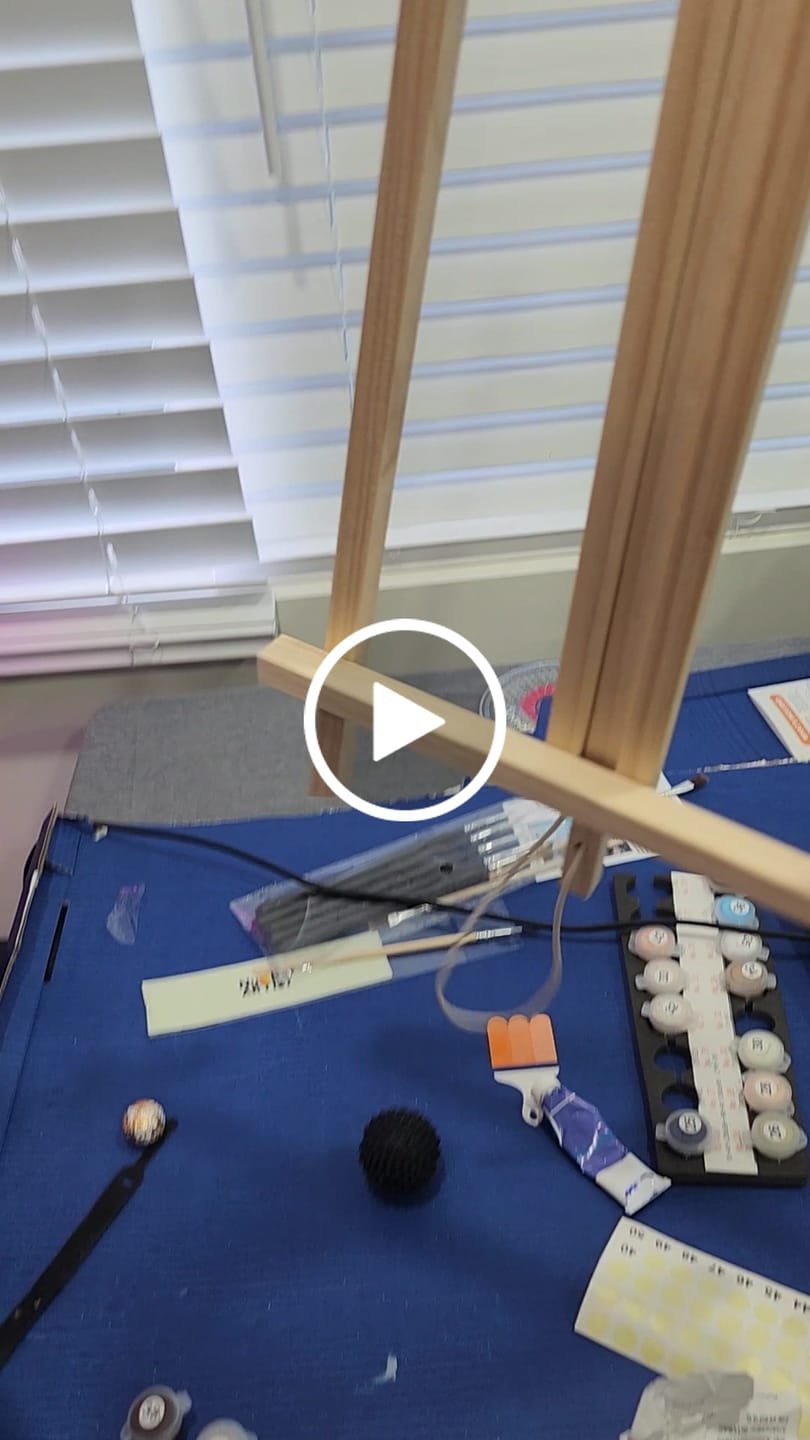 Customer video review of Natural Wood Easel