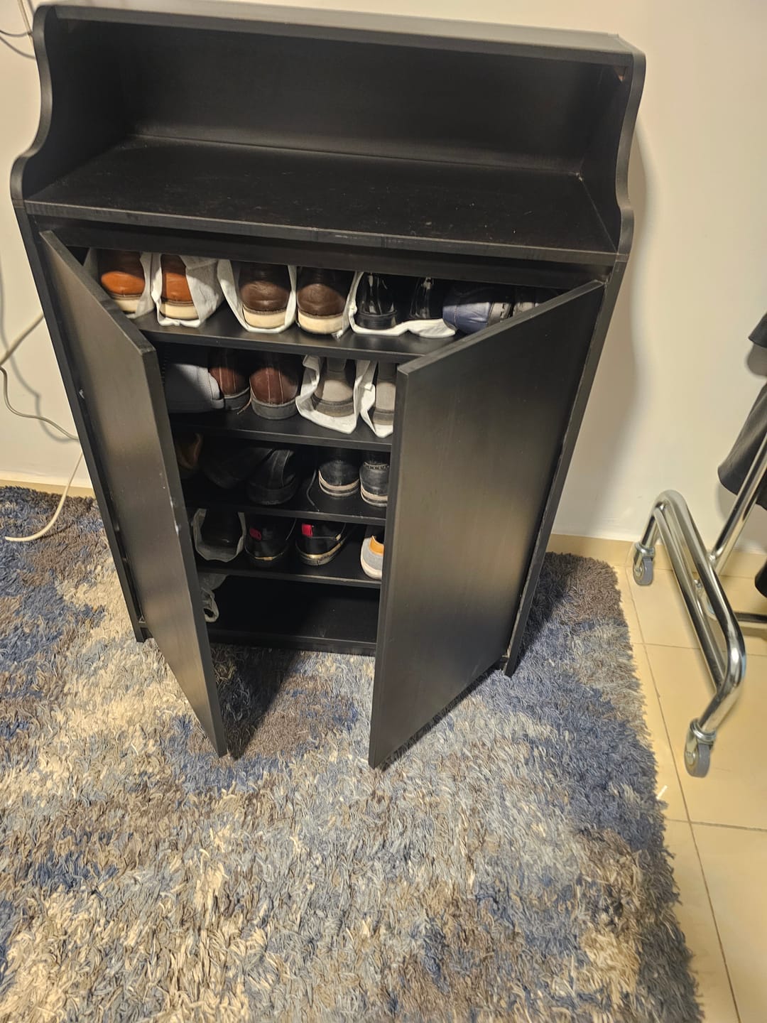 Customer photo review of Double-door shoe rack with top shelf