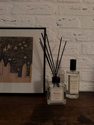 Klantfoto van de Istanbul Huisparfum en geurstokjes, sfeervol neergezet op een houten plank.