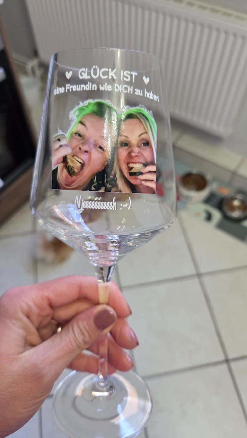 Customer photo review of Besties - Bedrucktes Weinglas mit Foto für beste Freundinnen