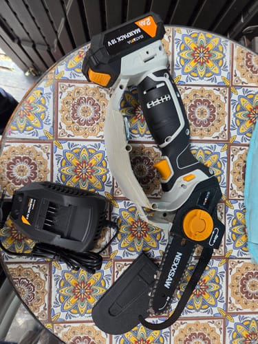 Customer photo review of 18V Nexxsaw Compact Cordless Chainsaw V2 - Incl. 2.0Ah Battery and 2.4A Charger