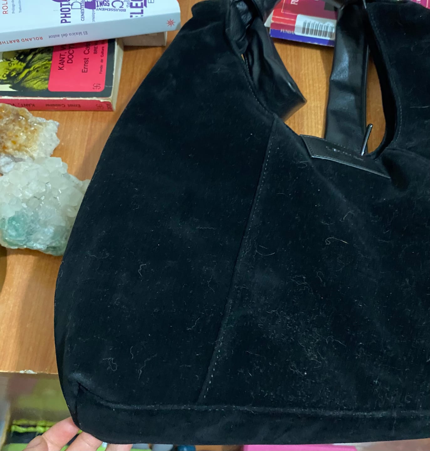 Customer photo review of Cartera De Hombro Medialuna Nudo Suede Woman
