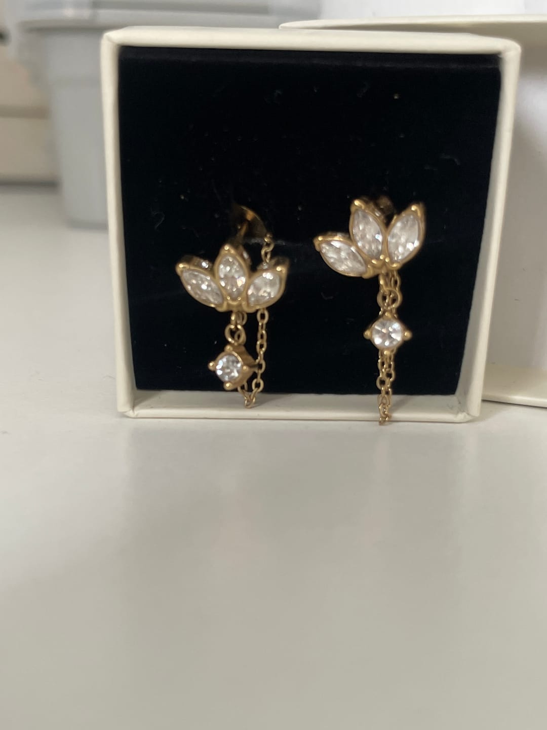 Customer photo review of Limitless Sky Lotus Ohrstecker 14K Vergoldet