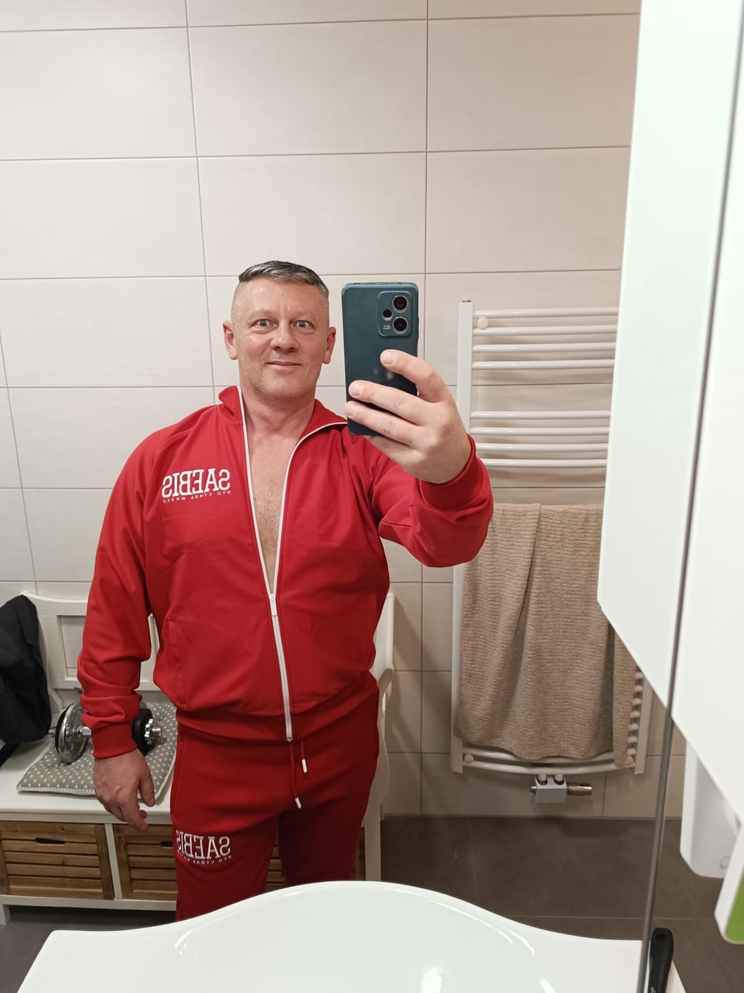 Customer photo review of Lifestyle Herren Jogginghose rot mit Stickerei by SAEBIS®