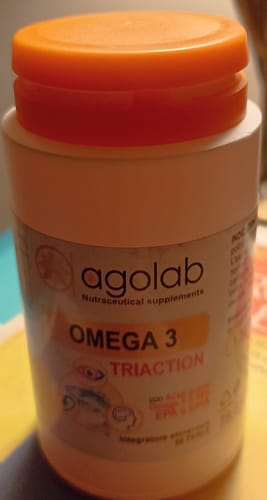 Recensore mostra un primo piano del flacone di Omega 3 Triaction di Agolab.