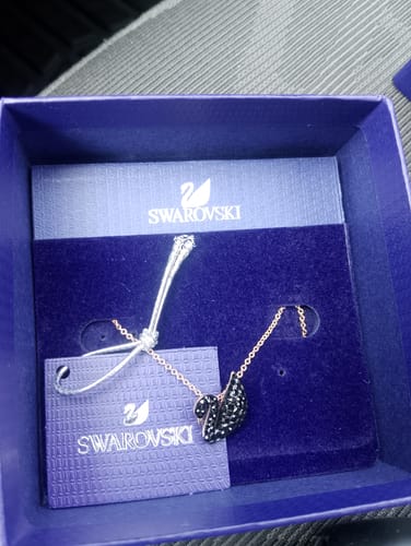 Customer photo review of Collar Cisne Negro Iconic Swan De Swarovski + Kit De Regalo