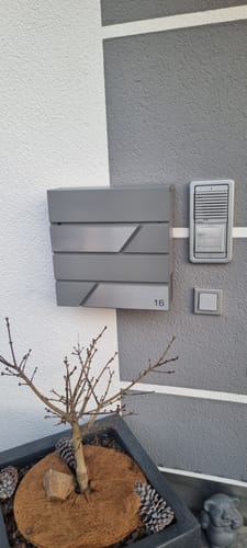 Customer photo review of AlbersDesign Briefkasten B1 in Graualuminium (RAL9007) personalisiert mit Edelstahl-Schildern
