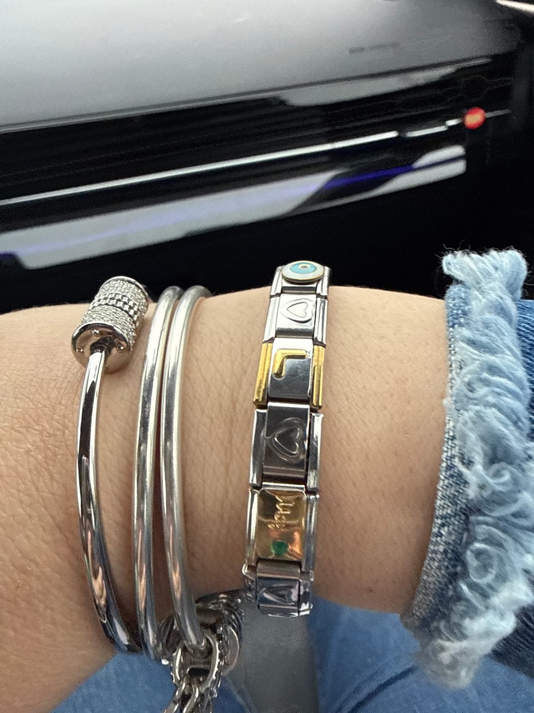 Customer photo review of Charm Inicial Con Borde Dorado