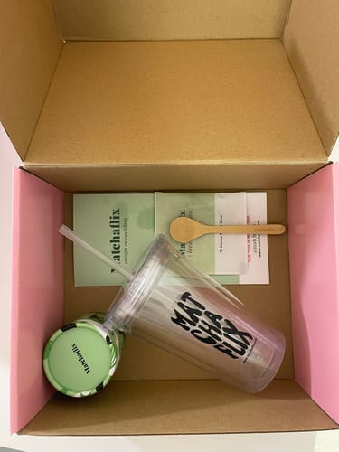 Foto del cliente del Vaso Oficial de Matchaflix en su caja de envío abierta junto con otros productos.