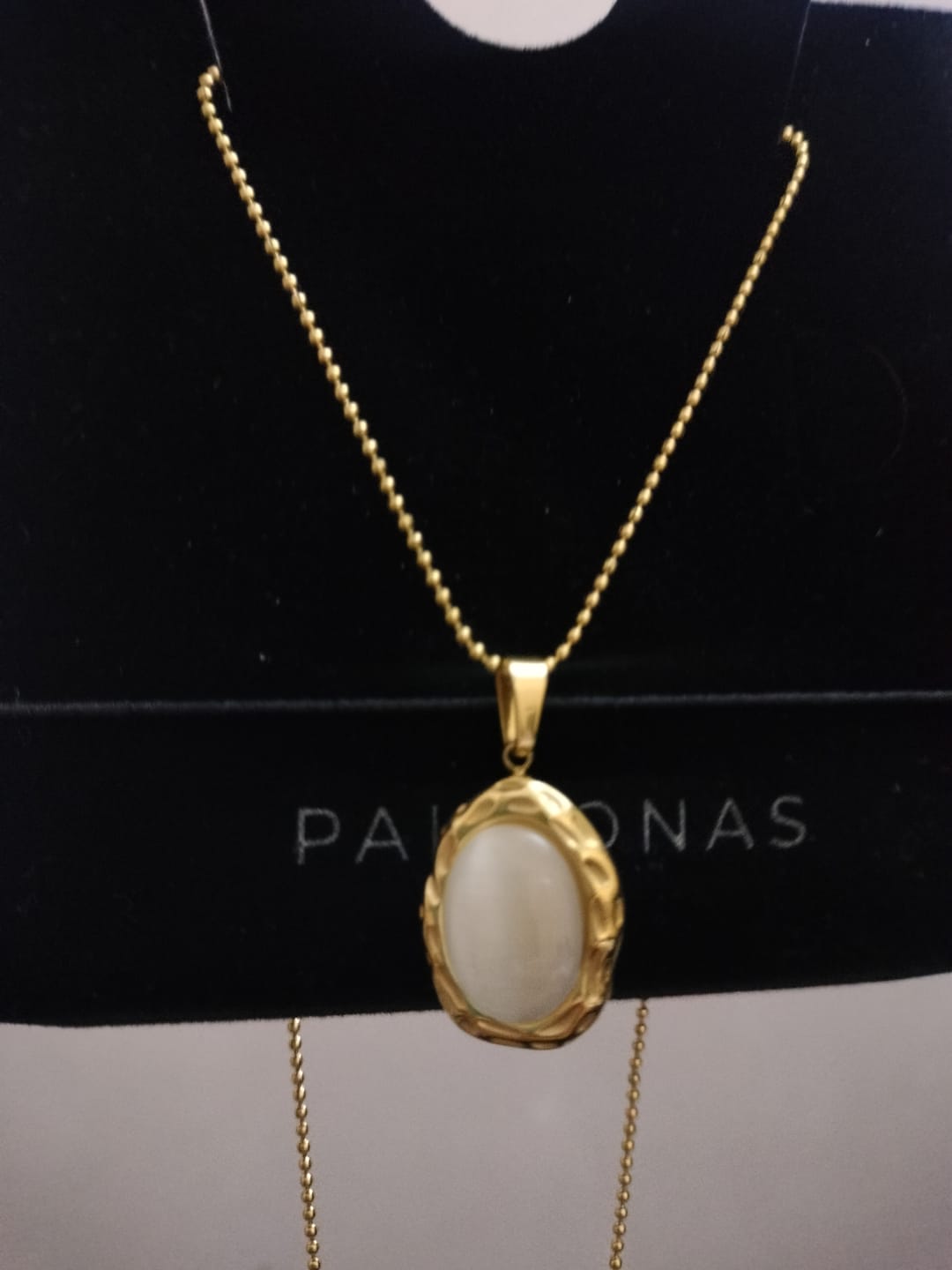 Customer photo review of White Radiance Oval Necklace