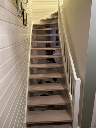 Anmelders åpne trapp med trinn dekket av lys Santana Eik Kalk kontaktplast.