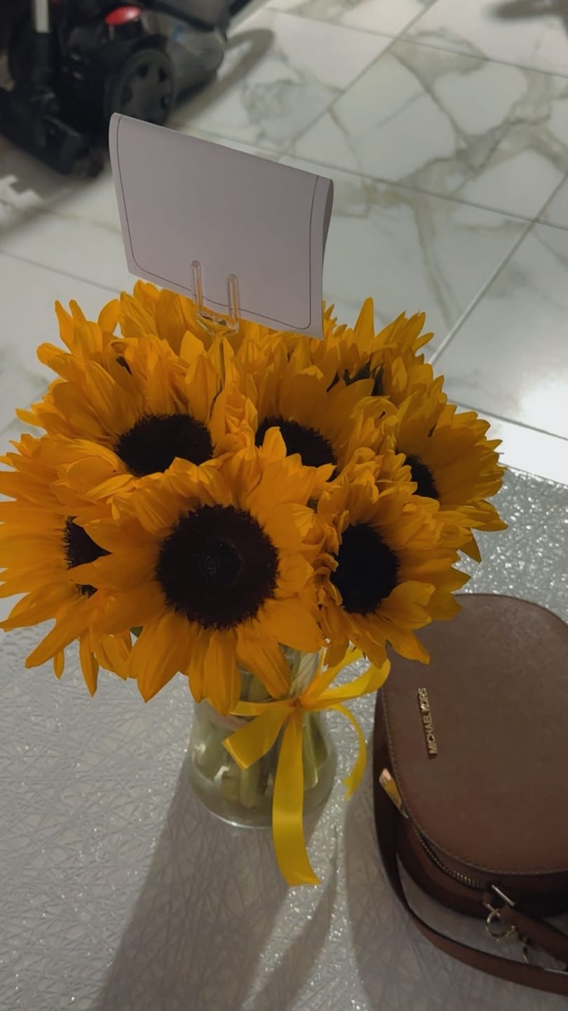 Customer photo review of 12 Fresh Sunflowers in a Vase