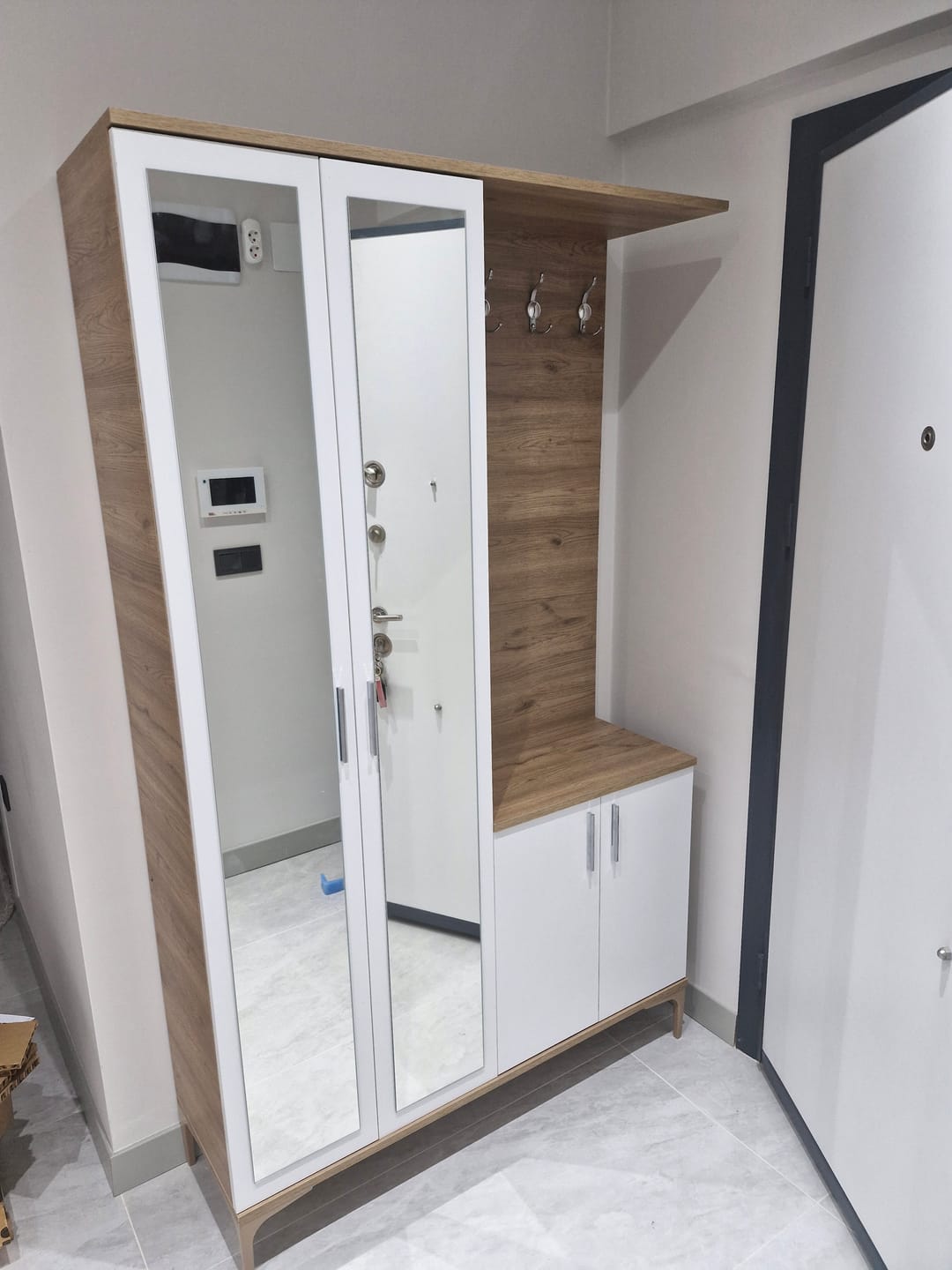 Customer photo review of Rani EA147 Modern Portmanto 4 Kapaklı Aynalı Raflı Askılı Ayakkabılık Vestiyer Sepet Ceviz - Beyaz