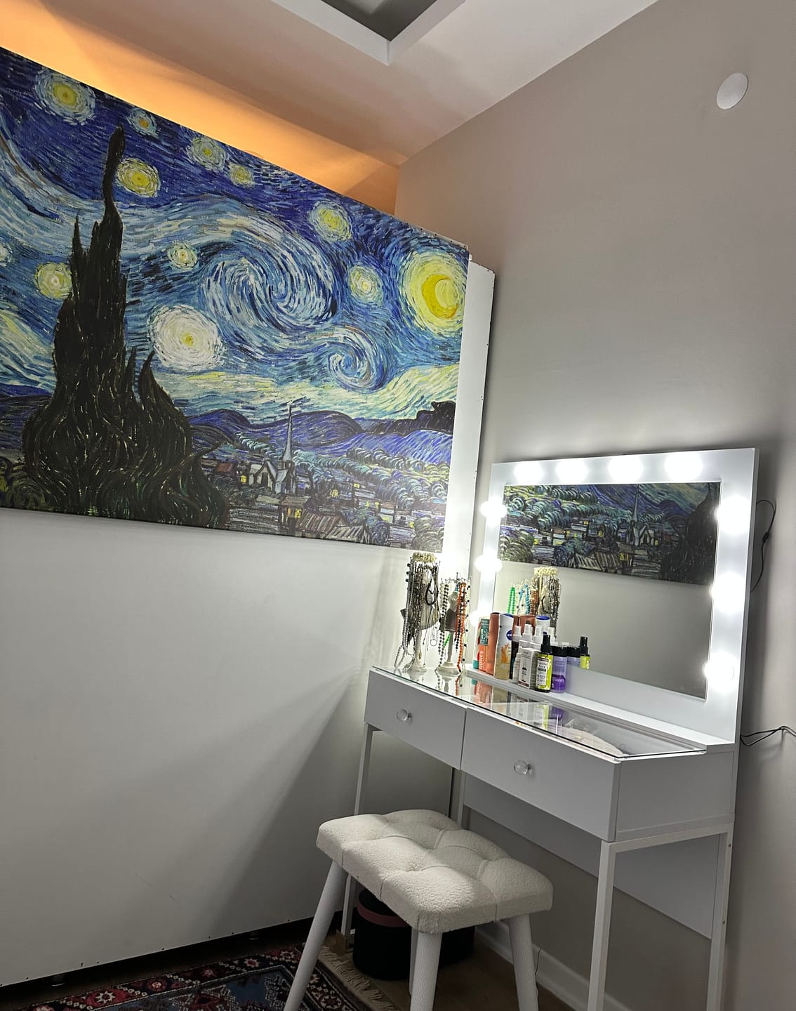 Customer photo review of Rani BJ164 Hollywood Işıklı Aynalı Kulis Makyaj Masası Cam Tablalı 2 Çekmeceli Takı Düzenleyici Puf Takım Beyaz
