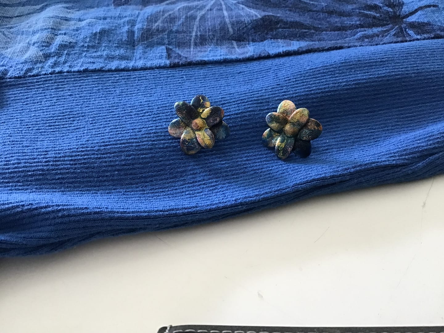 Customer photo review of CHERRY Édition Spéciale – Boucles d’oreilles marbrées Pouring Paint | Vox & Oz