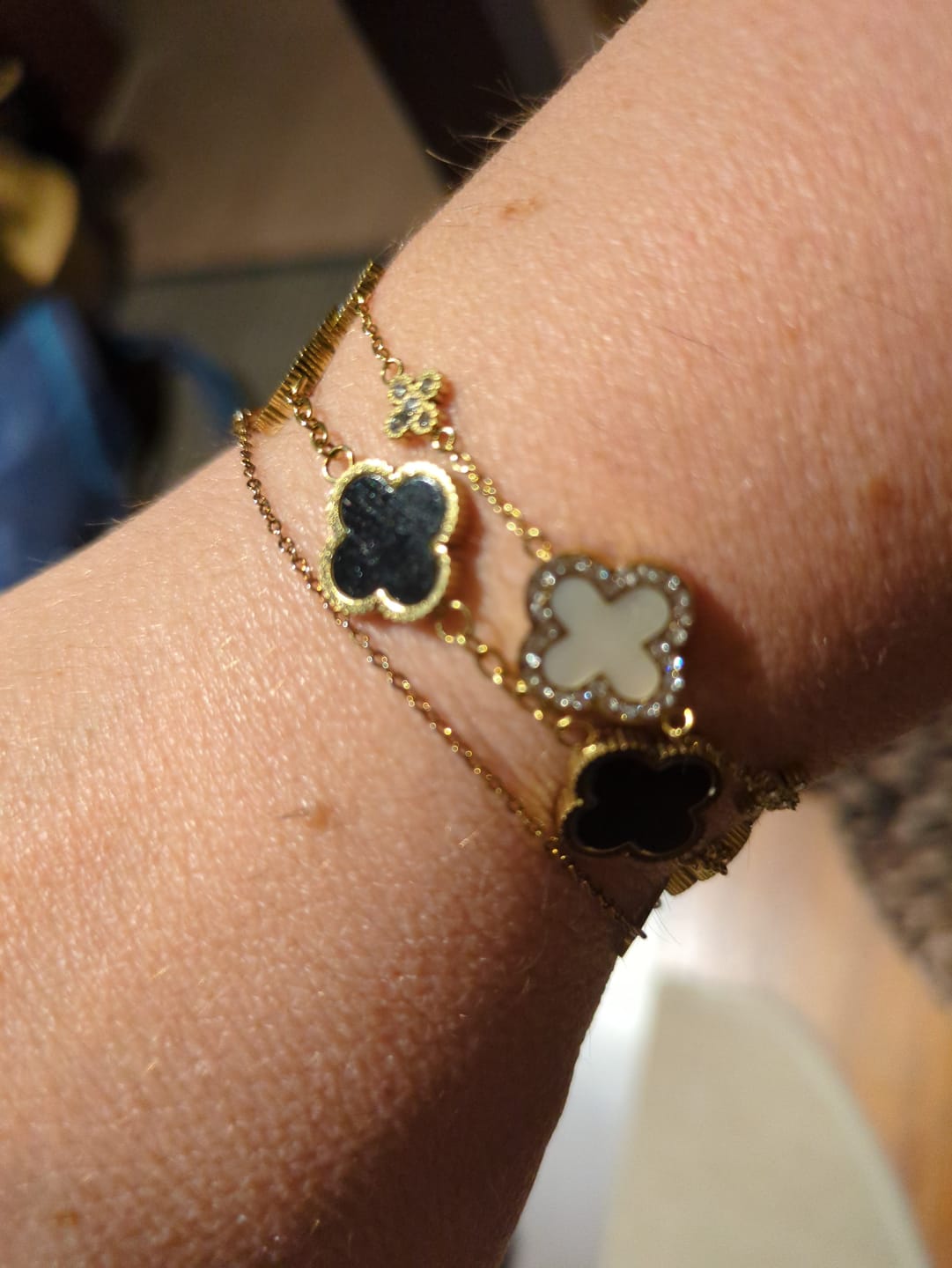 Customer photo review of Pave Flower Lucky Leaf Armband 14K Vergoldet
