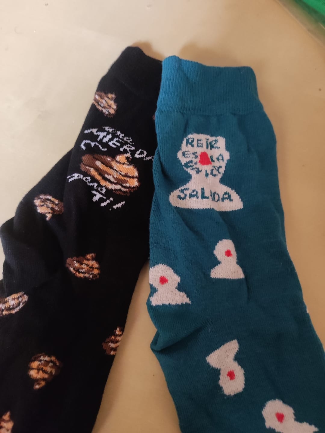 Customer photo review of Pack 2 pares Calcetines (Reír y mierda)