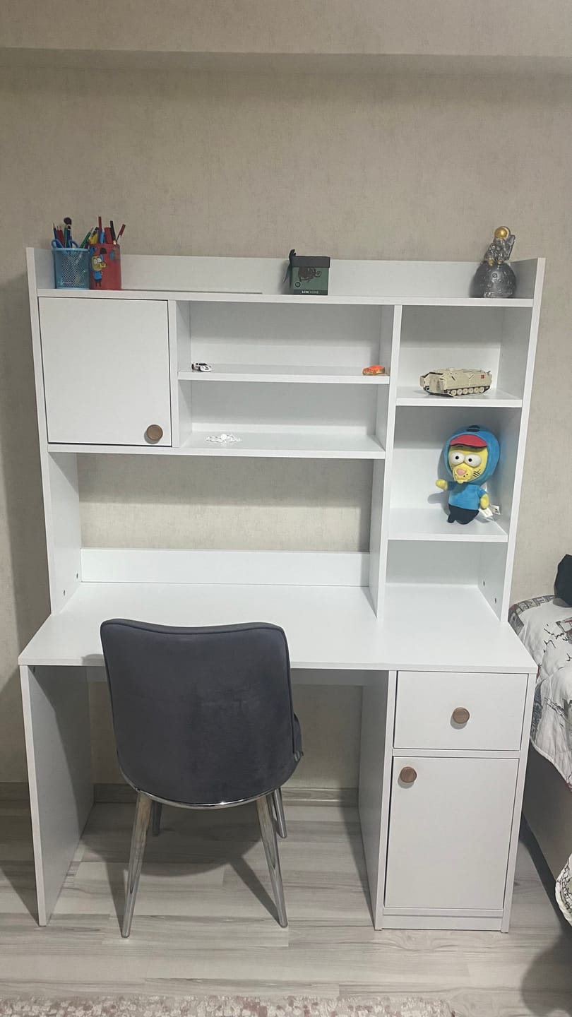 Customer photo review of Rani HA128 Kitaplıklı Raflı 2 Kapaklı 1 Çekmeceli Çalışma Ofis Bilgisayar Masası Beyaz