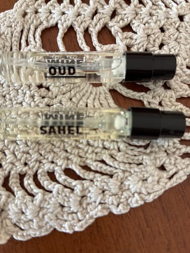 I campioni di profumo Oud e Sahel del recensore, dal set di campioni orientali e legnosi.