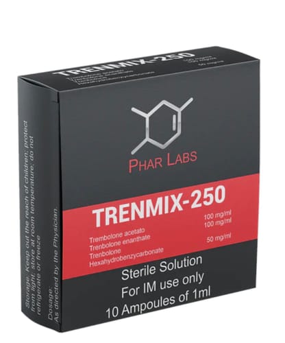 Cliente muestra la caja negra del producto Trenmix-250 de Phar Labs, que contiene 10 ampollas de 1 ml.
