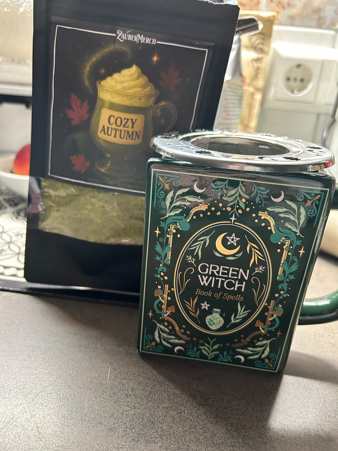 Customer photo review of Buchförmige Tasse „Green Witch“ – Keramiktasse für Natur- und Bücherliebhaber