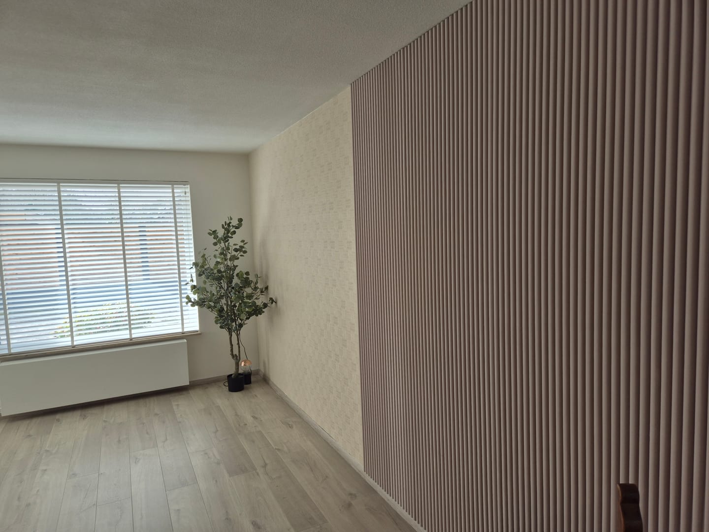Customer photo review of Akoestische Suede Solid Panelen 280 x 60 x 2.4 cm - Beige