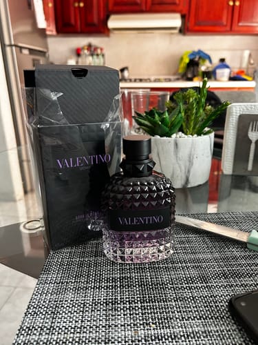 Reseña con foto de un cliente sobre Perfume Valentino Uomo Born in Roma Purple Melancholia 100ML EDT