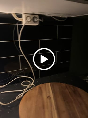Kundeanmeldelse med video av Hailey sort selvklebende veggfliser