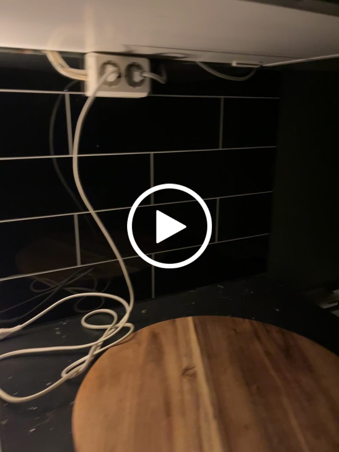 Customer video review of Hailey sort selvklebende veggfliser