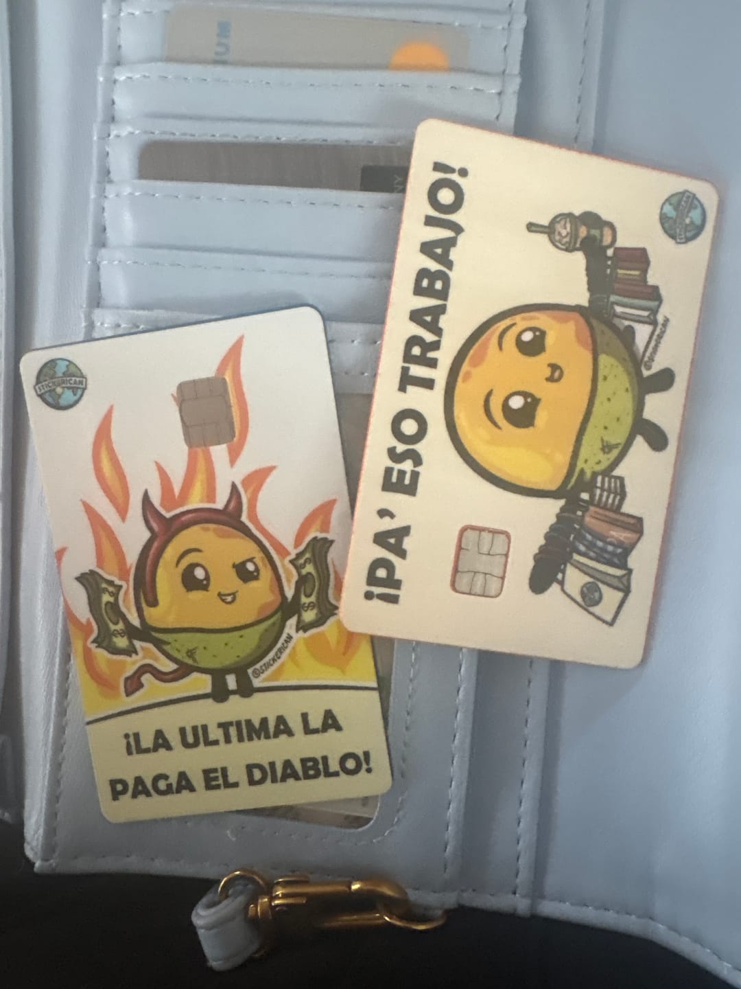Customer photo review of La Última La Paga el Diablo - Sticker para Tarjeta de Crédito