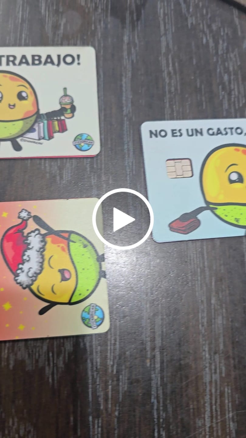 Customer video review of (Damas) Mejor Pelá' que Amargá' - Sticker para Tarjeta de Crédito
