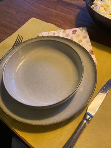 Recensents gedekte tafel met het glanzende, mintgroene by fonQ Loods servies.