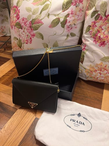 Customer photo review of PRA Cross pattern envelope bag black leather 341148