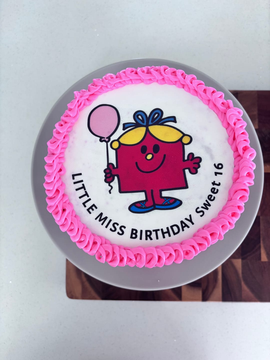 Customer photo review of 15 cm Round Custom Edible Icing Image