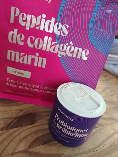 Avis d'un client montrant le pot de Probiotiques & Prébiotiques à côté du sachet de Peptides de collagène marin.