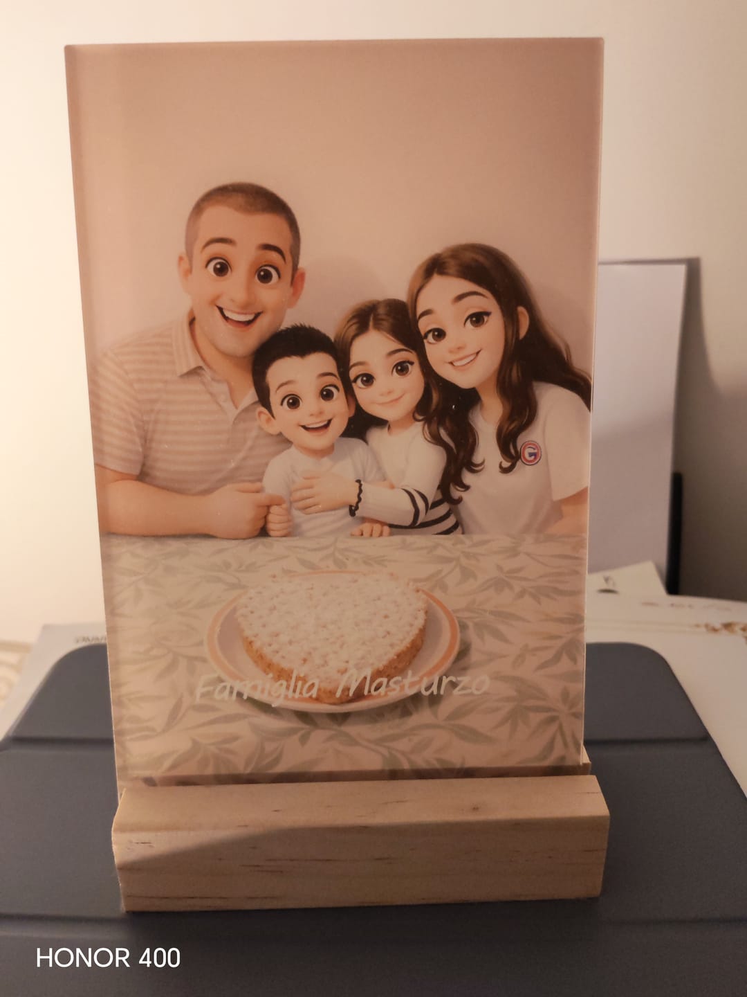 Customer photo review of Cartoon Love – Espositore in acrilico personalizzato con effetto cartoon per papà e famiglia