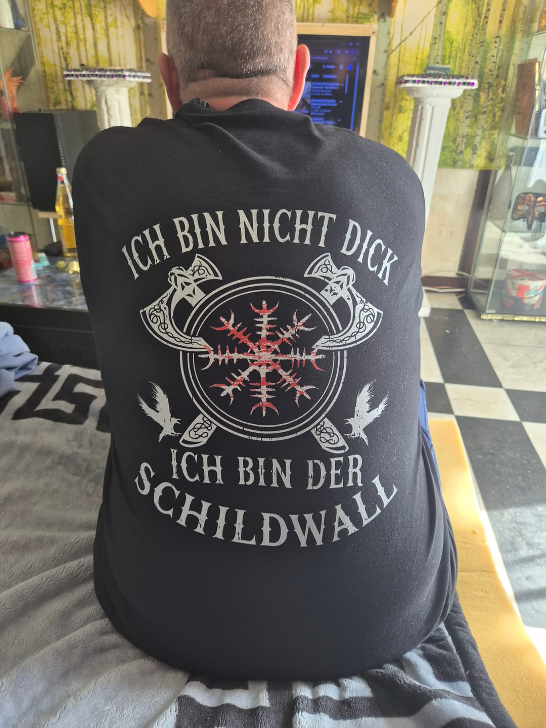 Customer photo review of Wikinger Premiumshirt Backprint  Ich bin der Schildwall.