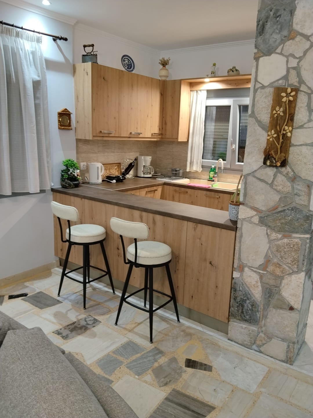 Customer photo review of Σκαμπό για Πάσο Κουζίνας Σετ 2 τεμ. και για Μπαρ Περιστρεφόμενα Άνετο Σταθερό EKHO Ύψους Καθίσματος 65 εκ LB-C089W01
