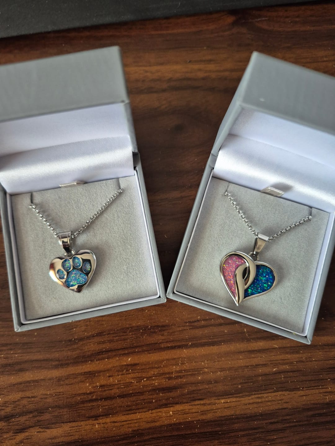 Customer photo review of Crossover Heart Stainless Steel Pendant, suitable for 2 sets of ashes.