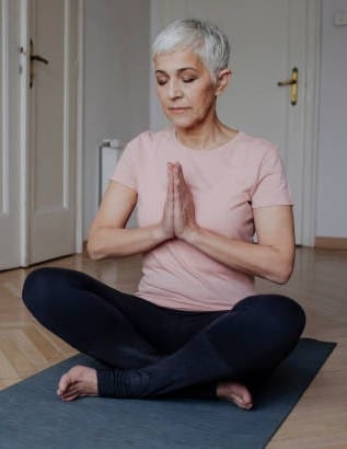 Reviewer image shows a person meditating, reflecting the comfort and calm described after using the Qi Coil™ 3S System.