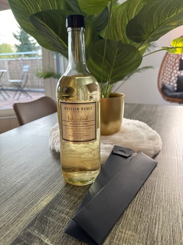 Recensent toont de Istanbul Geurstokjes Navulling op een houten tafel, naast twee meegeleverde sets stokjes.