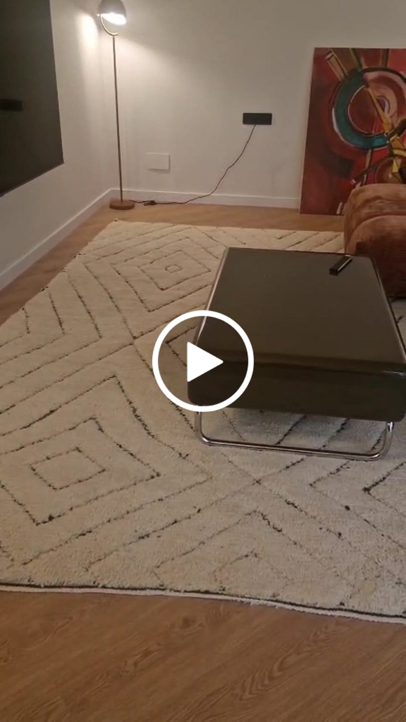 Customer video review of Blue Moroccan Wool Rug with Geometric Diamond Pattern